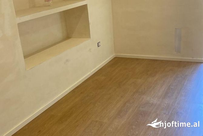 Jepet me qira apart per zyre 2+1, Rr. E Kavajes prane Xhamise