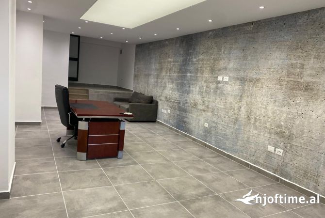 Ambiente Commerciale in Affitto 3+1 a Tirana - 450 Euro