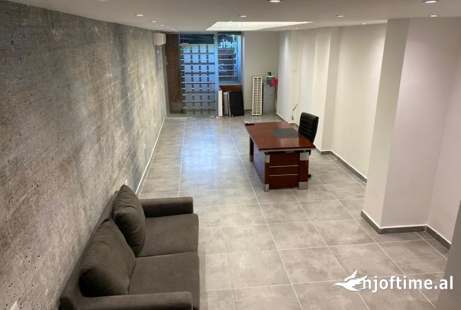 Ambiente Commerciale in Affitto 3+1 a Tirana - 450 Euro