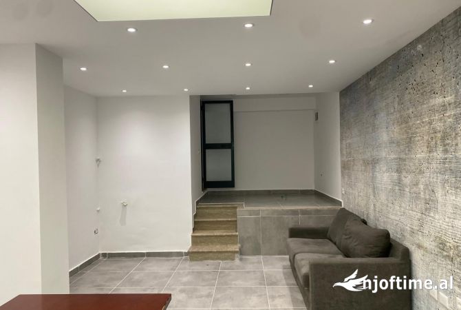 Ambiente Commerciale in Affitto 3+1 a Tirana - 450 Euro