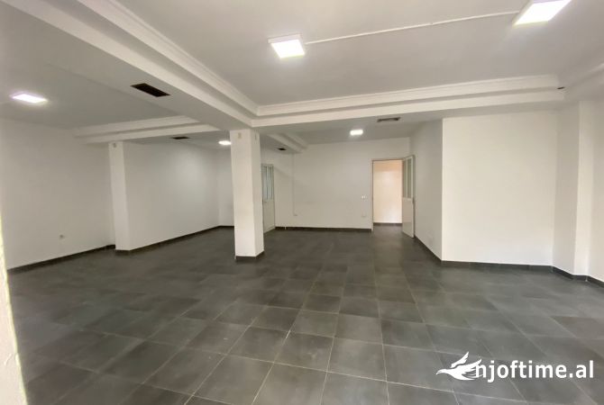Ambiente Commerciale in Affitto 3+1 a Tirana - 1,500 Euro