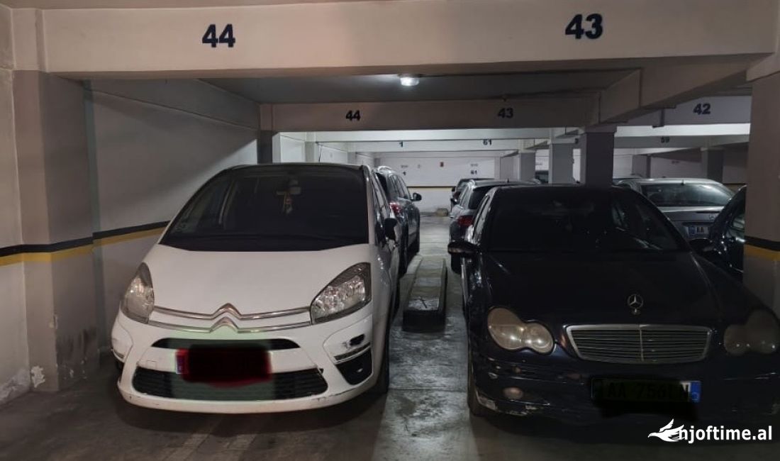 shiten 2 poste parkimi ne Don Bosko kati -1 te dy 40'000 Euro