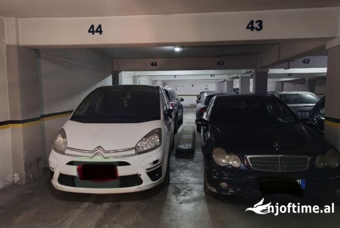 Business Property in Sale 4+1 in Tirana - 40,000 Euro