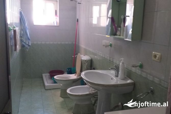 Shtepi ne shitje Apartament ne Tirane, 3+1, Mobilimi Pjeserisht e mobiluar, Pagesa 110,000  Euro.