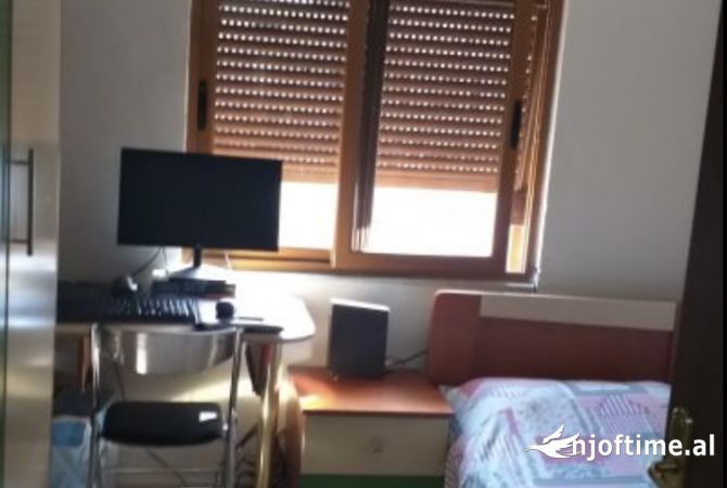 Shtepi ne shitje Apartament ne Tirane, 3+1, Mobilimi Pjeserisht e mobiluar, Pagesa 110,000  Euro.