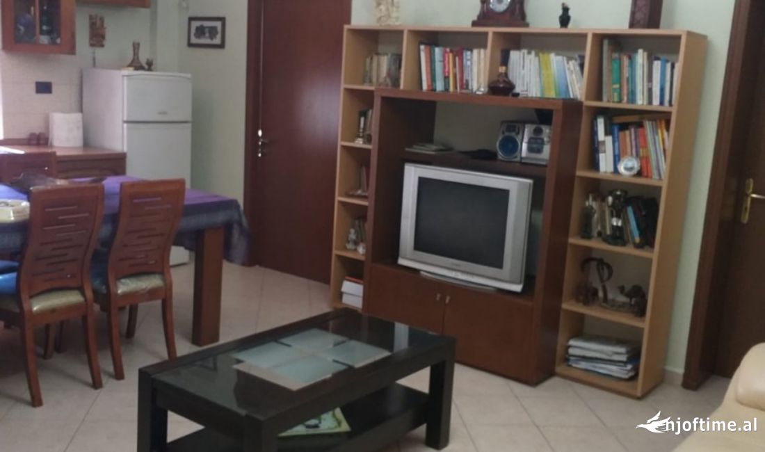 Shtepi ne shitje Apartament ne Tirane, 3+1, Mobilimi Pjeserisht e mobiluar, Pagesa 110,000  Euro.