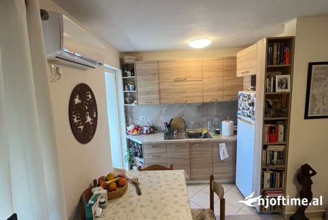 Shtepi ne shitje Apartament ne Tirane, 1+1, Mobilimi Pjeserisht e mobiluar, Pagesa 93,000  Euro.