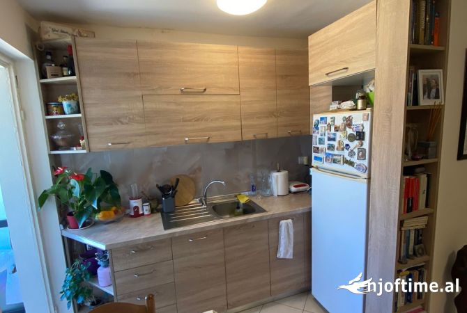 Shtepi ne shitje Apartament ne Tirane, 1+1, Mobilimi Pjeserisht e mobiluar, Pagesa 93,000  Euro.