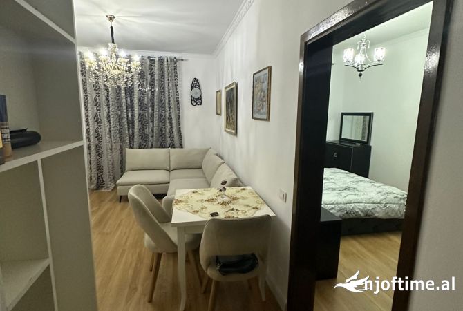 Shtepi me qera Apartament ne Tirane, 2+1, Mobilimi E mobiluar, Pagesa 650  Euro.