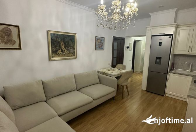 Jepet me qera apartament 2+1 te Shallvaret te fushat e Tenisit