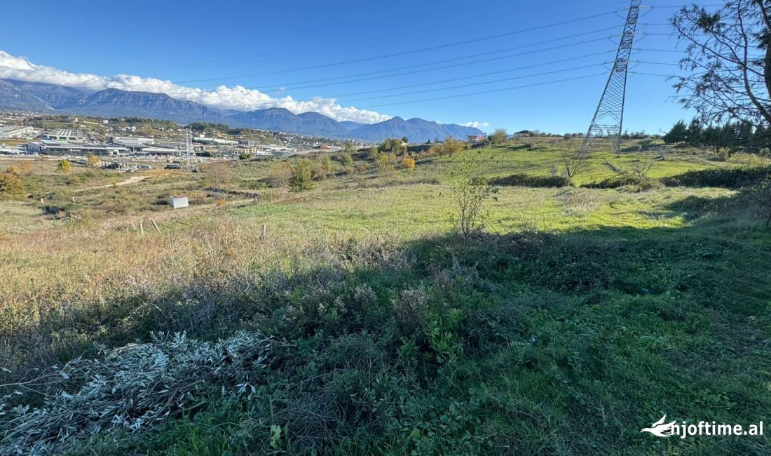 SHESIM TOKE 4000 M2, NE AUTOSTRADE TR-DRR TE UNIVERS REKLAMA