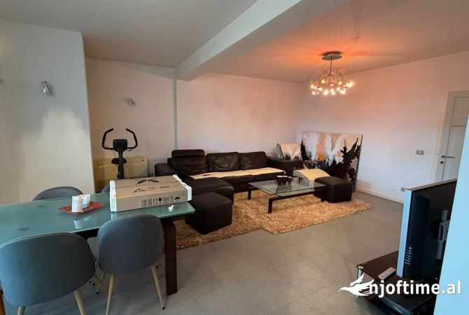 Ofrojme per qira apart 3+1+2 te Rr. Reshit Petrela.