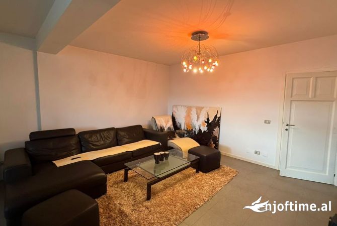 Shtepi me qera Apartament ne Tirane, 3+1, Mobilimi E mobiluar, Pagesa 750  Euro.