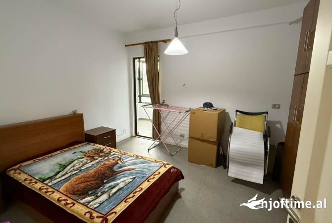 Shtepi me qera Apartament ne Tirane, 3+1, Mobilimi E mobiluar, Pagesa 750  Euro.