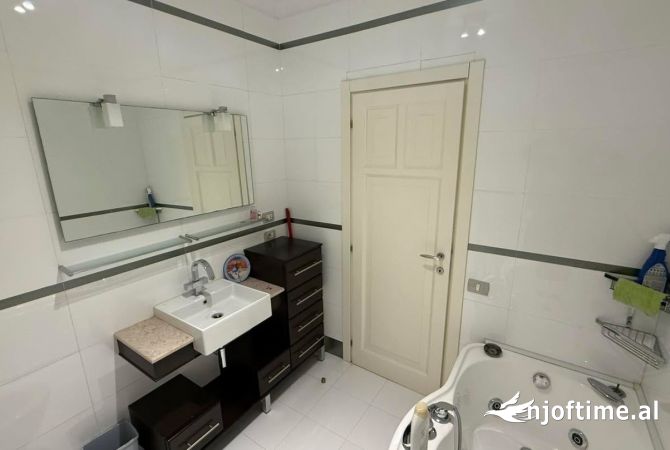 Shtepi me qera Apartament ne Tirane, 3+1, Mobilimi E mobiluar, Pagesa 750  Euro.