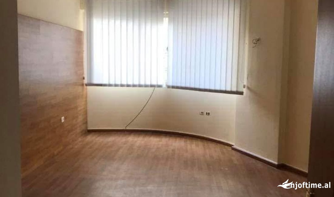 Jepet me qera ambient per zyra 2+1 📌Selvia, Rr. Isa Boletini