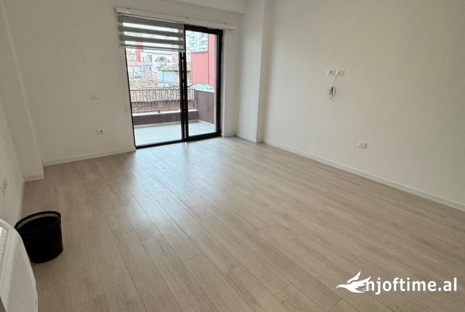 JEPET ME QERA APARTAMENT PER ZYRE 110M2, PRANE MYSLYM SHYRIT