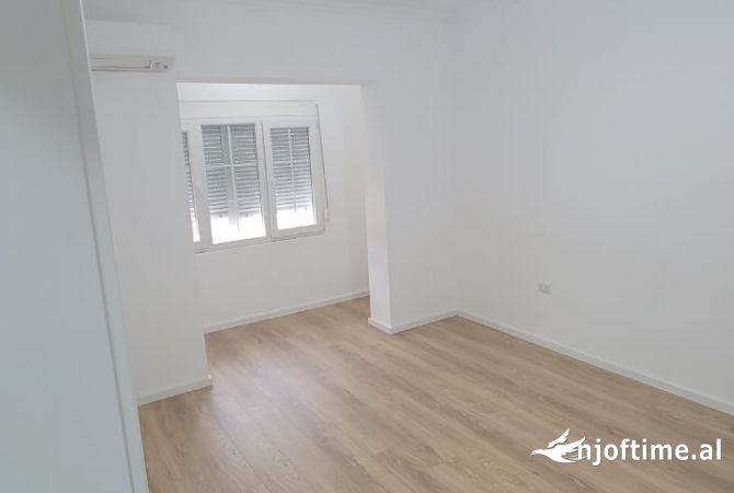 Shtepi ne shitje Apartament ne Tirane, 1+1, Mobilimi Bosh, pa mobiluar, Pagesa 135,000  Euro.
