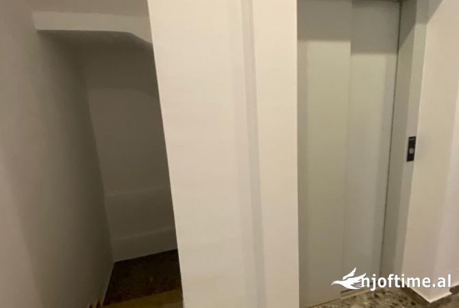 JEPET ME QERA APARTAMENT 1+1 PER ZYRE TE SHKOLLA E KUQE