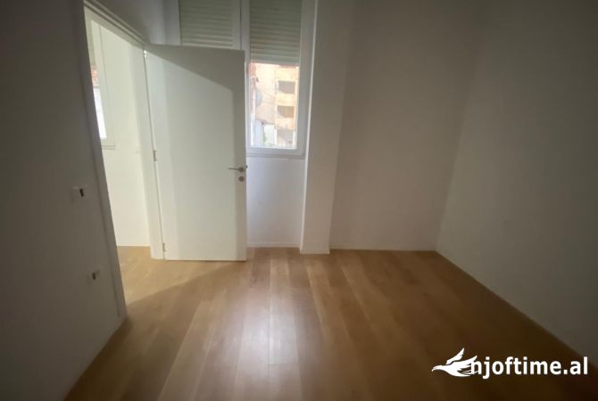 JEPET ME QERA APARTAMENT 1+1 PER ZYRE TE SHKOLLA E KUQE