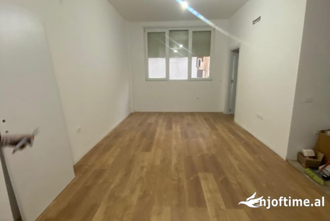 JEPET ME QERA APARTAMENT 1+1 PER ZYRE TE SHKOLLA E KUQE