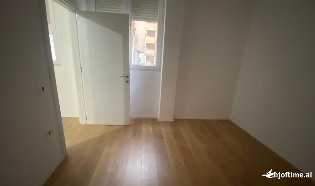 JEPET ME QERA APARTAMENT 1+1 PER ZYRE TE SHKOLLA E KUQE