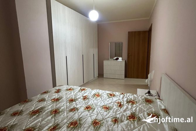Shtepi ne shitje Apartament ne Tirane, 2+1, Mobilimi E mobiluar, Pagesa 128,500  Euro.