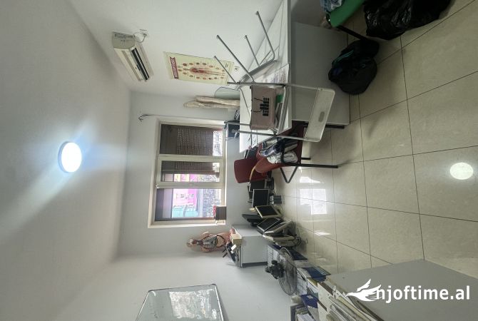 Ambiente Commerciale in Affitto 3+1 a Tirana - 600 Euro
