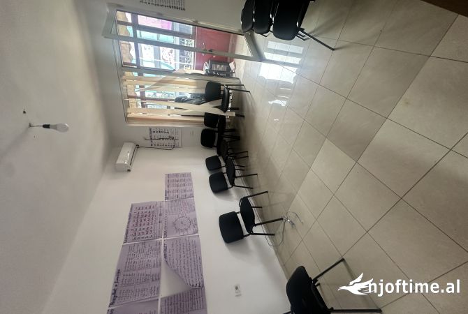 Ambiente Commerciale in Affitto 3+1 a Tirana - 600 Euro