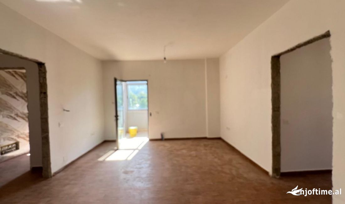 Shtepi ne shitje Apartament ne Tirane, 3+1, Mobilimi Bosh, pa mobiluar, Pagesa 131,000  Euro.