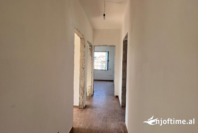 Shtepi ne shitje Apartament ne Tirane, 3+1, Mobilimi Bosh, pa mobiluar, Pagesa 131,000  Euro.
