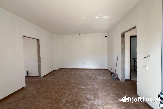 Shtepi ne shitje Apartament ne Tirane, 3+1, Mobilimi Bosh, pa mobiluar, Pagesa 131,000  Euro.