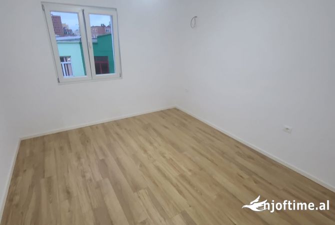 Shtepi ne shitje Apartament ne Tirane, 1+1, Mobilimi Bosh, pa mobiluar, Pagesa 120,000  Euro.