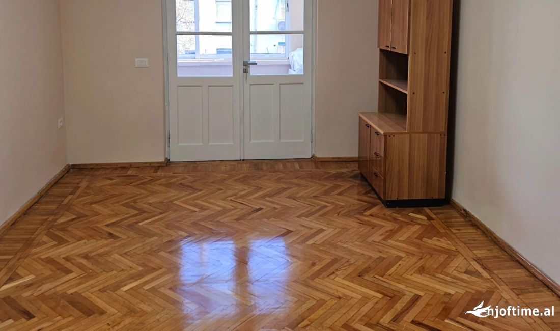 Jepet me qera apart 2+1 per zyre apo biznes Rr. Myslym Shyri