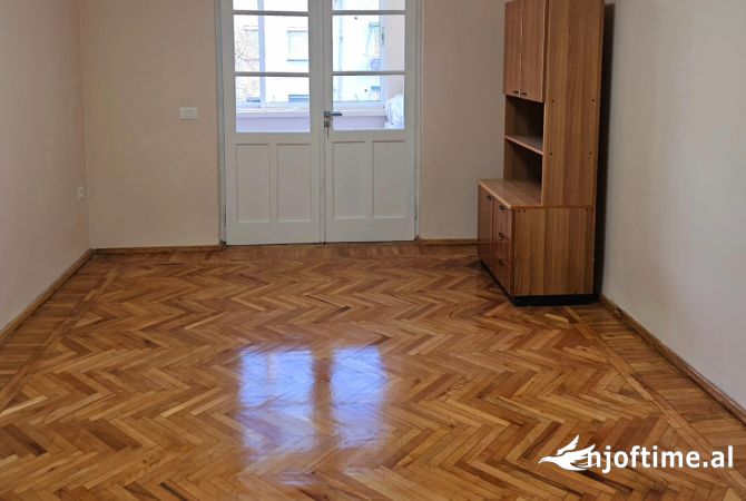 Jepet me qera apart 2+1 per zyre apo biznes Rr. Myslym Shyri