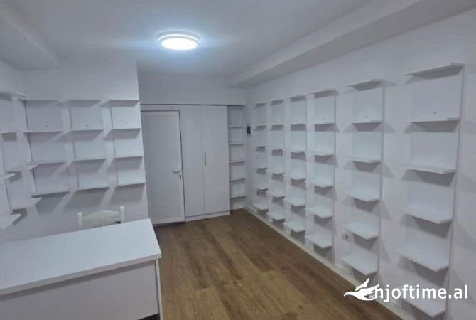Ambiente Commerciale in Affitto 1+1 a Tirana - 500 Euro