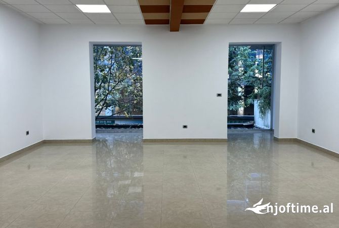 Ambiente Commerciale in Affitto 3+1 a Tirana - 950 Euro