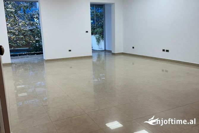 Ambiente Commerciale in Affitto 3+1 a Tirana - 950 Euro