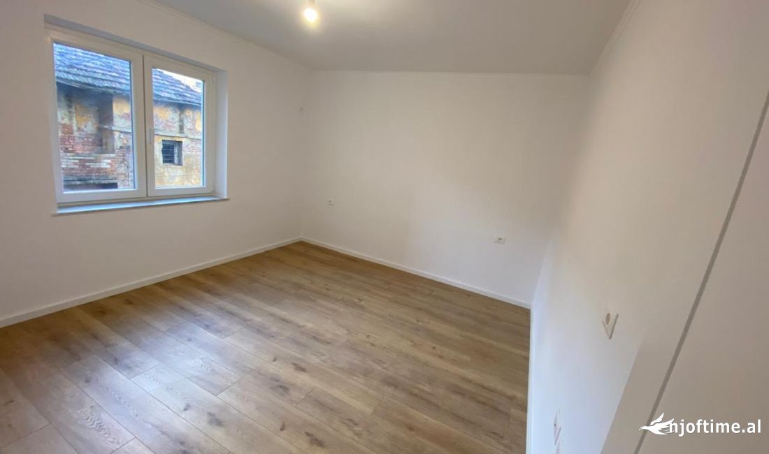 Shtepi ne shitje Apartament ne Tirane, 2+1, Mobilimi Bosh, pa mobiluar, Pagesa 185,000  Euro.