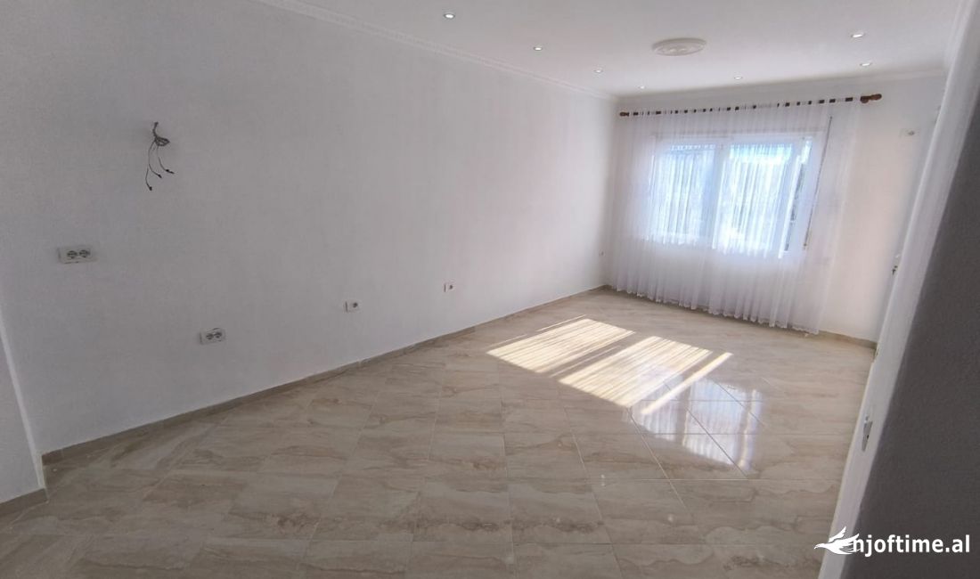 Shtepi ne shitje Apartament ne Tirane, 1+1, Mobilimi Bosh, pa mobiluar, Pagesa 78,000  Euro.