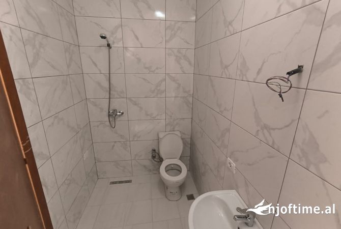Shtepi ne shitje Apartament ne Tirane, 1+1, Mobilimi Bosh, pa mobiluar, Pagesa 78,000  Euro.