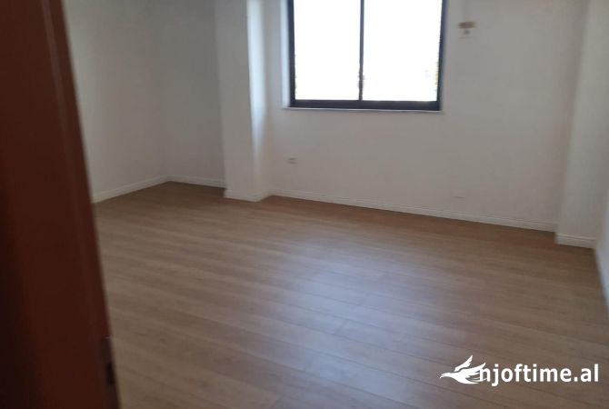 Appartamento in affitto a Tirana 2+1, SemiArredato