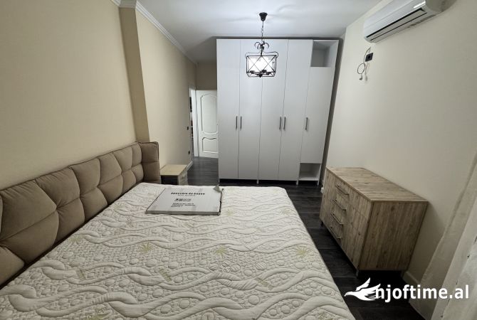 Shtepi ne shitje Apartament ne Tirane, 3+1, Mobilimi E mobiluar, Pagesa 120,000  Euro.