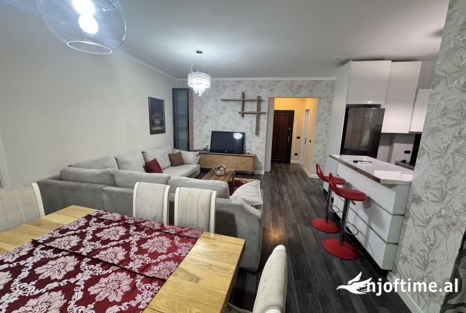 Shtepi ne shitje Apartament ne Tirane, 3+1, Mobilimi E mobiluar, Pagesa 120,000  Euro.