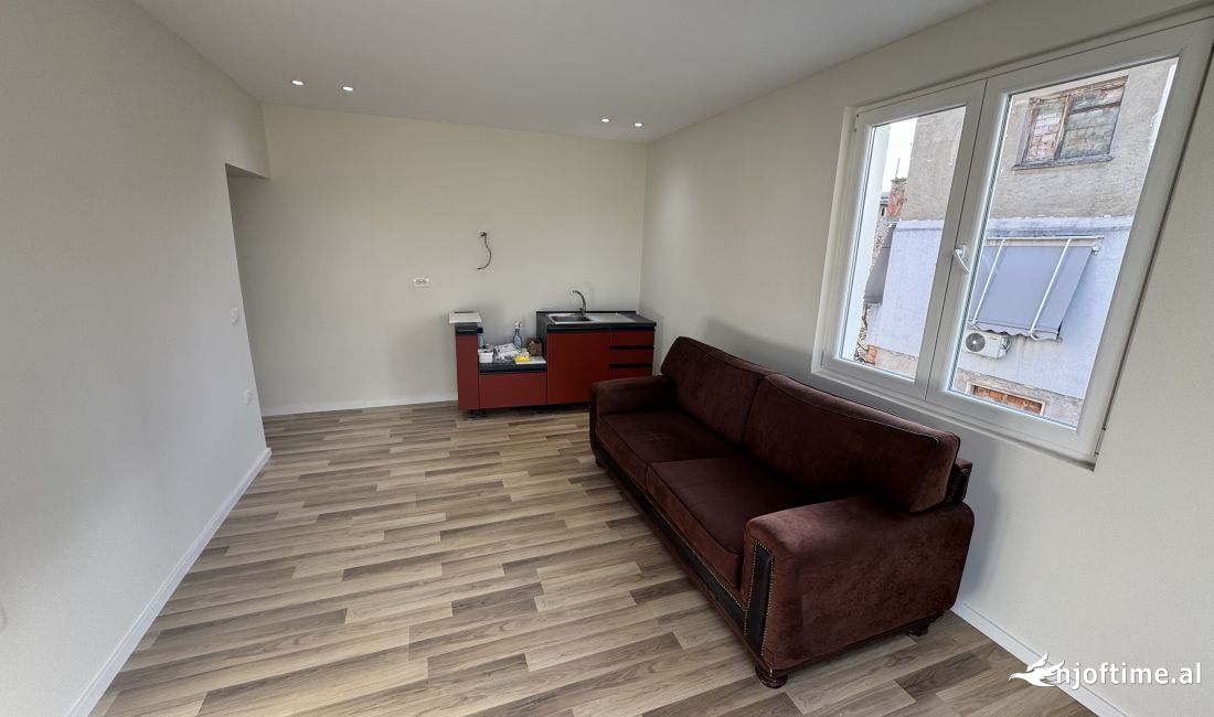 Shtepi ne shitje Apartament ne Tirane, 2+1, Mobilimi Pjeserisht e mobiluar, Pagesa 15,000,000  Leke.