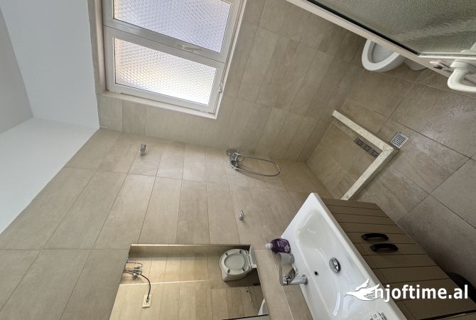 Shtepi ne shitje Apartament ne Tirane, 2+1, Mobilimi Pjeserisht e mobiluar, Pagesa 15,000,000  Leke.