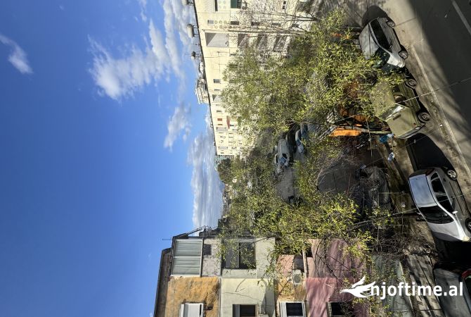 Shtepi ne shitje Apartament ne Tirane, 2+1, Mobilimi Pjeserisht e mobiluar, Pagesa 15,000,000  Leke.