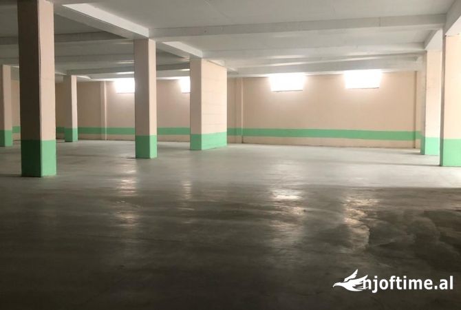 Ambiente Commerciale in Affitto 4+1 a Tirana - 4,500 Euro