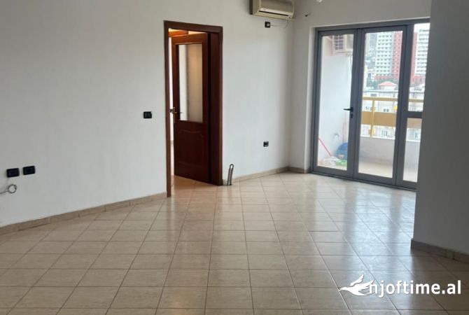Appartamento in affitto a Tirana 2+1, SemiArredato