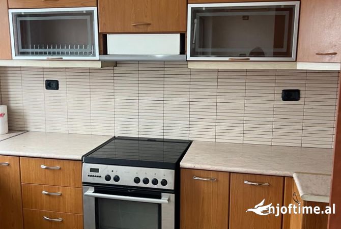 Jepet me qera 2+1 me kundrabufe prane Pallatit me Shigjeta